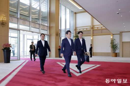 이재명 대통령이 11일 오전 서울 용산 대통령실로 출근을 하고 있다. 송은석 기자 silverstone@donga.com