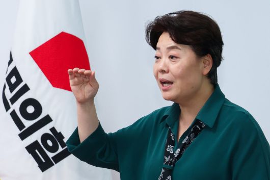 윤희숙 국민의힘 혁신위원장이 10일 오후 서울 여의도 당사에서 혁신위원회 제1차 회의 결과 브리핑을 하고 있다. 2025.7.10 뉴스1