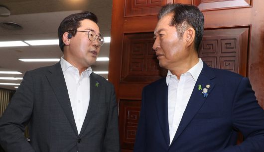더불어민주당 당대표 출마를 선언한 정청래(오른쪽), 박찬대 의원이 3일 오후 서울 여의도 국회에서 열린 비공개 의원총회에서 대화를 하고 있다(자료사진). 2025.07.03 서울=뉴시스
