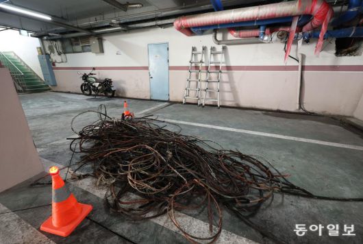 낡은 전기 시설 문제로 화재가 난 경기 남양주 화도읍 경성큰마을아파트 1단지 지하 주차장. 교체공사를 마친 폐 케이블이 그을린 바닥 위에 놓여있다. 신원건 기자 laputa@donga.com