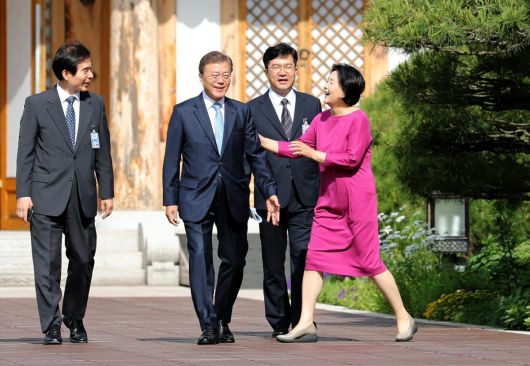 문재인 대통령(왼쪽 두 번째)이 지난 2017년 5월 15일 거처를 청와대로 옮긴 이후 처음으로 여민관 집무실에 출근하기 위해 부인 김정숙 여사(오른쪽 두 번째)의 배웅을 받으며 주영훈 경호실장(왼쪽 첫 번째), 송인배 전 더불어민주당 일정총괄팀장(오른쪽 첫 번째) 등과 함께 관저에서 나오고 있다. 청와대사진기자단