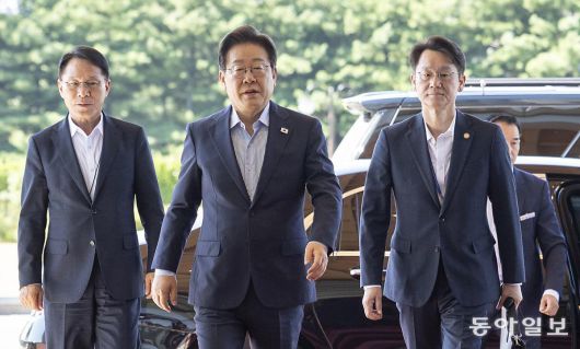 이재명 대통령이 11일 오전 서울 용산 대통령실로 출근을 하고 있다. 송은석 기자 silverstone@donga.com