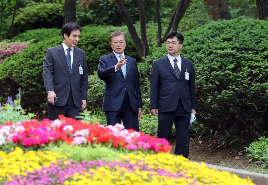 문재인 대통령이 지난 2017년 5월 15일 오전 거처를 청와대로 옮긴 이후 주영훈 경호실장(왼쪽), 송인배 전 더불어민주당 일정총괄팀장 등과 함께 여민관 집무실로 도보로 출근하고 있다. 청와대사진기자단.