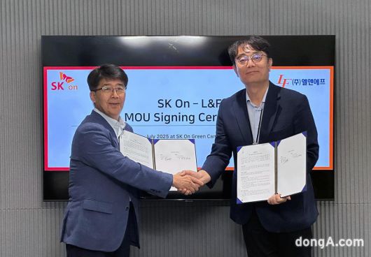 신영기 SK온 구매본부장(왼쪽)과 이병희 엘앤에프 최고운영책임자(COO)가 업무협약을 체결한 후 기념사진을 촬영하고 있다.