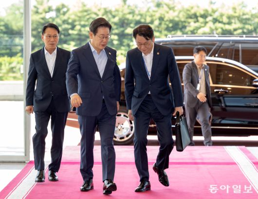 이재명 대통령이 11일 오전 서울 용산 대통령실로 출근을 하고 있다. 송은석 기자 silverstone@donga.com