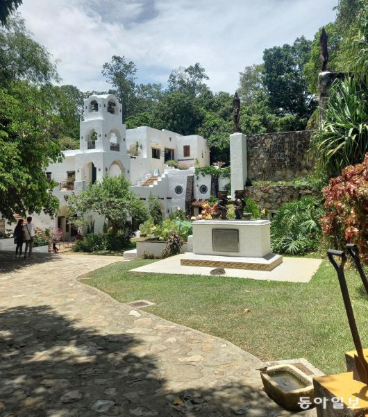 녹음이 우거진 식물원에 자리한 핀토 아트 뮤지엄의 지중해풍의 전시실. 안티폴로=허진석 기자 jameshur@donga.com