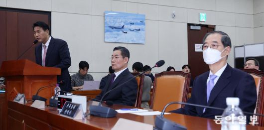 국회 청문회에서 발언하는 김태효 전 국가안보실 제1차장(왼쪽). 맨 오른쪽에는 마스크를 쓴 한덕수 전 국무총리가 앉아있다. 장승윤 기자 tomato99@donga.com