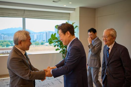 이재명 대통령이 11일 서울 용산 대통령실에서 조갑제(오른쪽) 조갑제닷컴 대표, 정규재(왼쪽) 전 한국경제 주필과 오찬 회동을 하며 인사를 하고 있다. (사진=대통령실 제공) 2025.07.11. 뉴시스