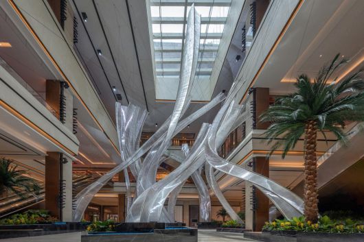 리조트 로비에 있는 미국 조각가 니콜라스 웬스타인의 대형 유리 조각품 ‘맹그로브’. 솔레어 리조트 노스 제공