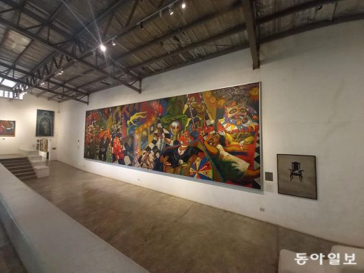 핀트 아트 뮤지엄에 있는 작품 ‘카르나발’. 현대미술 집단 살링푸사가 1986년 피플 파워 혁명 이후 필리핀 사회의 혼란과 희망을 축제에 비유해 표현했다. 안티폴로=허진석 기자 jameshur@donga.com