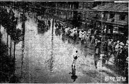 1925년 7월 19일 자. 대피하는 신용산 주민들