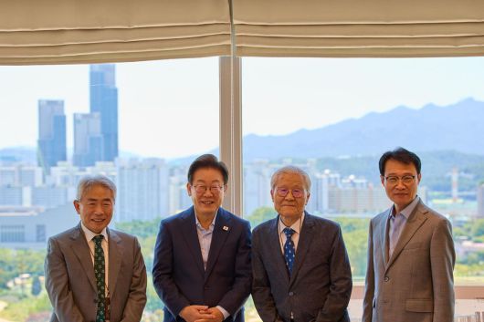 이재명 대통령이 11일 서울 용산 대통령실에서 조갑제(왼쪽 세번째) 조갑제닷컴 대표, 정규재(왼쪽) 전 한국경제 주필과 오찬 회동을 하며 기념촬영을 하고 있다. 오른쪽은 이규연 홍보소통수석. (사진=대통령실 제공) 2025.07.11. 뉴시스