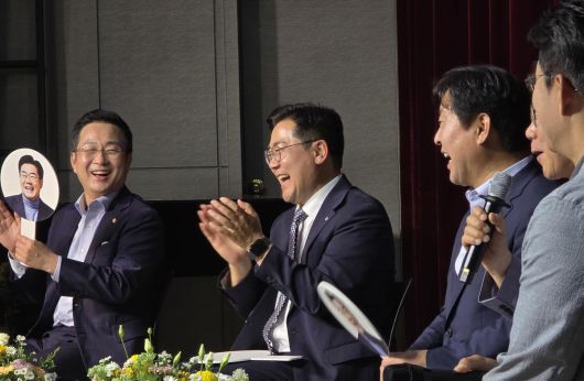 박찬대 더불어민주당 당대표 후보가 12일 충남 천안시 서북구 나사렛대학교 패치홀에서 열린 ‘더불어민주당 당대표 후보 게릴라 토크콘서트’에서 손뼉치고 있다. 2025.7.12/뉴스1