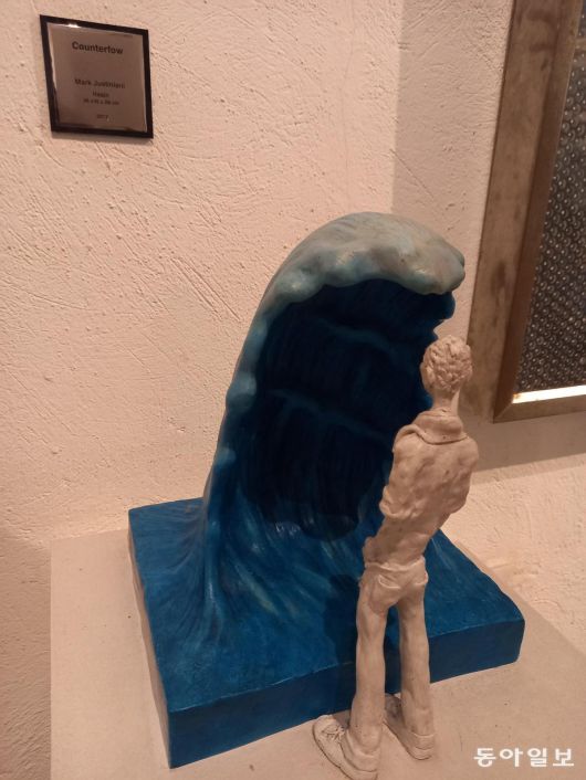 핀토 아트 뮤지엄에서 본 마크 저스티아니의 작품 ‘역류(Counterflow)’. 남성이 곧 자신을 덮칠 파도를 향해 오줌을 누는 듯한 자세를 취하고 있다. 거대한 자연과 대면하는 인간을 형상화해 관객에게 사유와 몰임의 경험을 선사한다. 안티폴로=허진석 기자 jameshur@donga.com