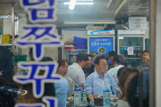 이재명 대통령이 지난 11일 저녁 서울 종로구의 한 고깃집에서 직원들과 퇴근길 외식을 하고 있다. 이 대통령은 “소비 진작을 위해 저부터 외식을 많이 하겠다”고 강조하며 경기 활성화를 위한 실천 의지를 내비쳤다. (이재명 대통령 SNS. 재판매 및 DB 금지) 2025.7.12/뉴스1