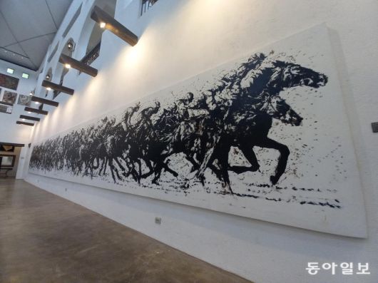 핀토 아트 뮤지엄에서 본 힘찬 붓 터치로 경마 장면을 표현한 대형 작품. 안티폴로=허진석 기자 jameshur@donga.com