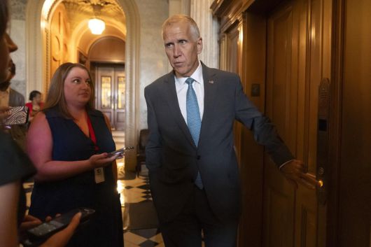 지난달 30일 의사당에서 기자들의 질문에 답하는 틸리스 의원. 워싱턴=AP 뉴시스