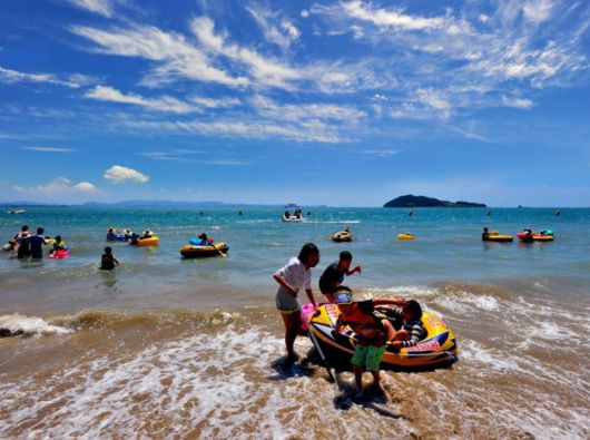 전남 진도군 고군면 가계해수욕장.  3km에 달하는 백사장과 소나무와 잔디가 있어 그늘에서 휴식을 취하며 해수욕을 즐길 수 있다. 전남도 제공