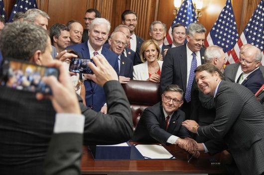 3일 하원에서 ‘하나의 크고 아름다운 법안’ 통과후 공화당 의원들과 악수하며 환하게 웃는 존슨 하원의장. 워싱턴=AP 뉴시스