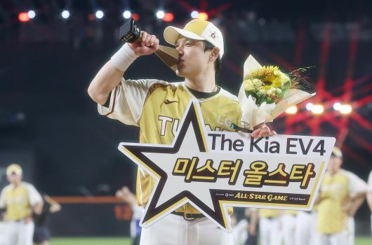12일 대전 한화생명 볼파크에서 열린 2025 프로야구 올스타전에서 최우수선수(MVP)인 ‘미스터 올스타’에 선정된 LG 박동원. 대전=뉴스1.