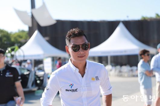 조호성 서울시청 감독 겸 대한사이클연맹 전무의 대회 중 모습.   조호성 제공