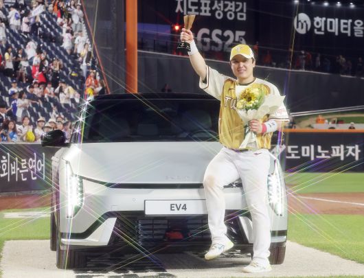 박동원이 12일 열린 2025 프로야구 올스타전에서 최우수선수(MVP) 부상으로 받은 전기차에 앉아 기념촬영을 하고 있다. 대전=뉴스1