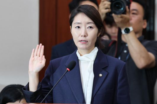 강선우 여성가족부 장관 후보자가 14일 서울 여의도 국회에서 열린 인사청문회에 출석해 선서하고 있다. 2025.7.14/뉴스1