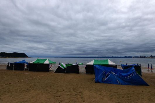 14일 경북 포항시 북구 영일대해수욕장 백사장에 쳐 둔 텐트 등이 간밤에 내린 폭우에 쓰러져 있다. 2025.7.14/뉴스1