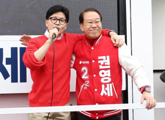 한동훈 국민의힘 비상대책위원장이 28일 오전 서울 용산구 용문시장사거리에서 열린 ‘국민의힘으로 용산살리기’  지원유세에서 권영세 용산구 후보의 지지를 호소하고 있다. 2024.03.28. 뉴시스