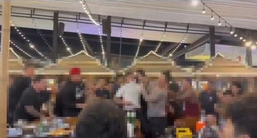 파타야 나클루아의 한 야외 식당에서 한국인 관광객들이 격렬한 몸싸움을 벌이고 있다. 엑스(X) 캡처