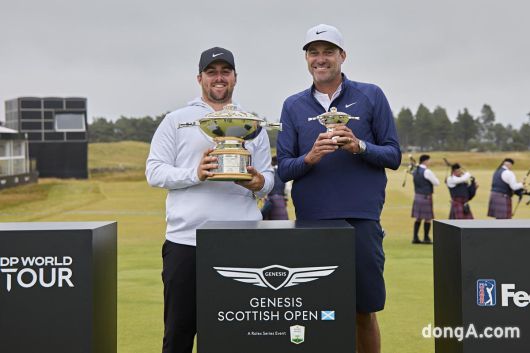 ‘2025 제네시스 스코티시 오픈’ 우승자 크리스 고터럽(Chris Gotterup)과 캐디인 브레이디 스톡튼(Brady Stockton)이 기념사진을 촬영하고 있다.