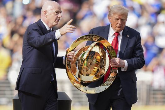 도널드 트럼프(오른쪽) 미국 대통령과 잔니 인판티노 국제축구연맹(FIFA) 회장이 13일(현지 시간) 미국 뉴저지주 이스트 러더퍼드의 메트라이프 스타디움에서 열린 결승전이 끝난 후 우승컵을 함께 들고 이동하고 있다.
