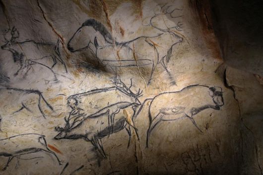 구석기 시대의 ‘라스코 동굴’(프랑스 남서부) 벽화. 말과 사슴이 당장이라도 달려들 듯 생생하다. 출처 위키피디아