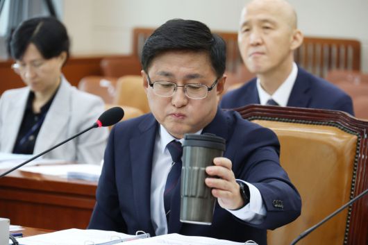 김성환 환경부 장관 후보자가 15일 오전 서울 여의도 국회 환경노동위원회 전체회의장에서 열린 인사청문회에 출석해 음료를 마시고 있다. 2025.7.15/뉴스1