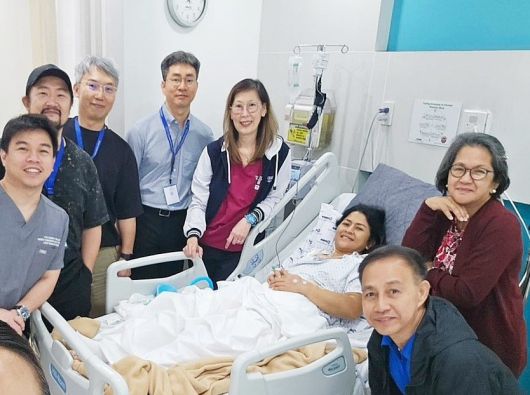 생체 간이식 수술을 받은 환자 족들이 한국 의료진에게 감사함을 전하기 위해 마카티병원에 찾아왔다. 왼쪽 두 번째가 김기훈 서울아산병원 간이식·간담도외과 교수. 서울아산병원 제공