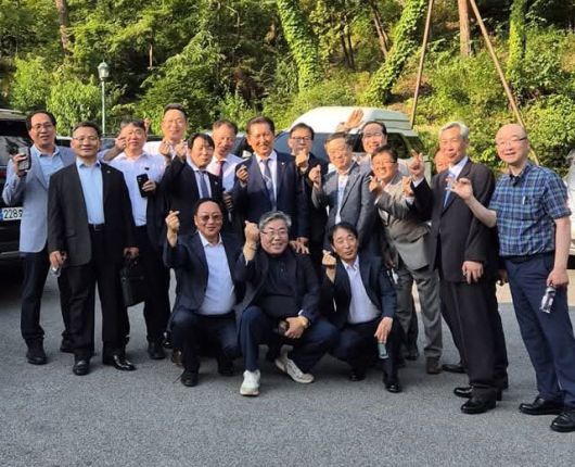 지난달 서울 성북구 삼청각에서 이재명 대통령의 장남 동호씨의 결혼식에 참석한 내빈들의 모습 . 정청래 페이스북 갈무리