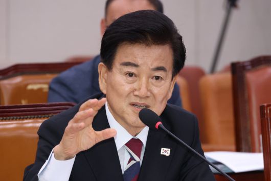 정동영 통일부 장관 후보자가 14일 오전 서울 여의도 국회 외교통일위원회 전체회의장에서 열린 인사청문회에서 의원 질의에 답하고 있다.  2025.7.14/뉴스1