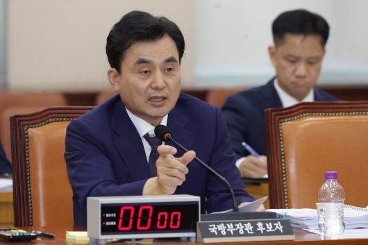 인규백 국방부장관 후보자가 15일 국회 인사청문회에 출석해 의원 질의에 답변하고 있다. 이훈구 기자 ufo@donga.com