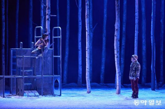 연극 ‘렛미인’에서 일라이(권슬아·왼쪽)와 오스카(안승균)가 처음 만나 서로를 바라보고 있다. 신시컴퍼니 제공