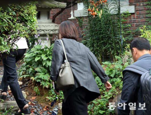 건진법사 법당 들어가는 특검팀 김건희 특검팀(특별검사 민중기) 관계자들이 건진법사 전성배 씨의 2022년 지방선거 공천 개입 의혹 등과 관련해 15일 오전 서울 강남구 역삼동에 있는 전 씨의 법당을 압수수색하기 위해 들어서고 있다. 특검은 이날 전 씨의 서울 서초구 양재동 자택과 전 씨의 변호인 법률사무소, 전 씨의 스승이 거주하는 충북 충주 일광사 등에 대해 압수수색을 벌였다. 송은석 기자 silverstone@donga.com