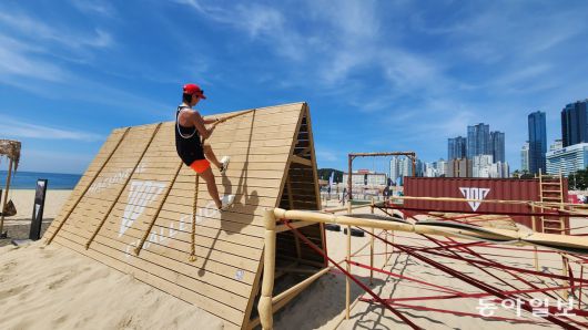 TV 예능프로그램인 ‘강철부대W’에 출연했던 조성원 씨가 6일 오전 부산 해운대해수욕장에 조성된 밀리터리 체험시설을 이용하는 시범을 보이고 있다. 김화영 기자 run@donga.com