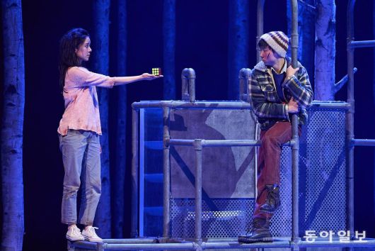 일라이(백승연·왼쪽)는 다 맞춘 퍼즐을 오스카(천우진)에게 보여준다. 신시컴퍼니 제공