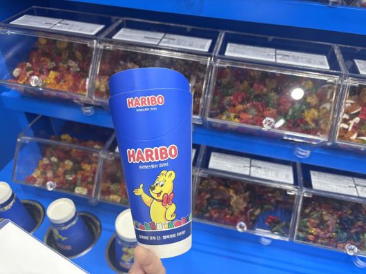 하리보 스토어 매장 내 픽 앤 믹스 스테이션. 가장 작은 컵은 약 10oz, 가득 담으면 1만1000원 내외다. 황소영 기자 fangso@donga.com