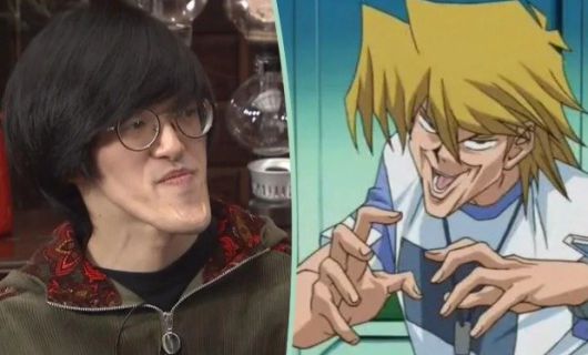 비정상적으로 긴 턱 때문에 놀림을 받았던 일본 남성 ‘조노우치’가 이를 개성으로 삼아 셀프 브랜딩에 성공했다. 턱이 다섯 살 무렵부터 자라기 시작해 학창 시절 놀림과 연애 거절까지 겪었지만, 지금은 “세계에서 가장 긴 턱을 가진 유튜버”를 자처하며 유튜브 35만 명, 틱톡 등 다른 플랫폼에서 약 41만 명의 팔로워를 끌어모았다. (ⓒ 뉴스1)