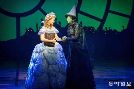 엘파바(오른쪽)와 글린다는 서로의 미래를 응원한다.  에스앤코 제공