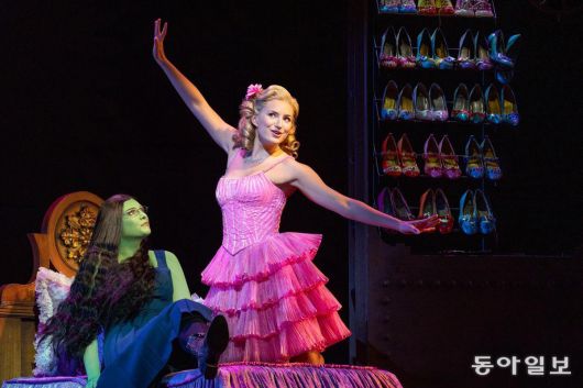 기숙사 방에서 엘파바(왼쪽)와 글린다가 이야기를 나누고 있다.  에스앤코 제공