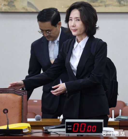 16일 이 후보자가 국회 교육위원회 인사청문회장에 도착해 자리로 향하고 있다. 장승윤 기자 tomato99@donga.com