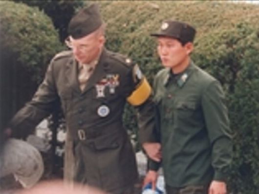 1996년 11월 유엔사 장교의 안내를 받아 판문점으로 향하던 정광선의 모습. MBC 캡처