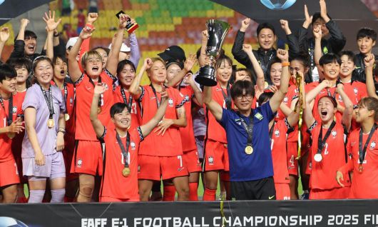 20년 만에 동아시안컵 우승을 차지한 한국 여자 축구대표팀. 수원=뉴시스.