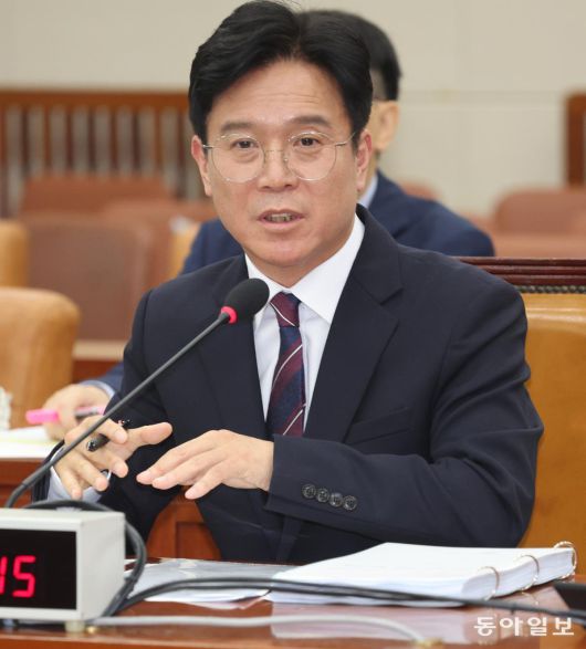 정성호 법무부 장관 후보자(위쪽 사진)와 김영훈 고용노동부 장관 후보자(아래쪽 사진)가 16일 국회 인사청문회에서 각자 답변하고 있다. 정 후보자는 “검찰의 수사권과 기소권 분리 문제를 이제는 확실하게 매듭지어야 한다”고 밝혔다. 김 후보자 청문회에선 김 후보자의 “북한은 주적이 아니다”란 발언을 두고 여야의 충돌이 벌어졌다. 이훈구 ufo@donga.com·장승윤 기자